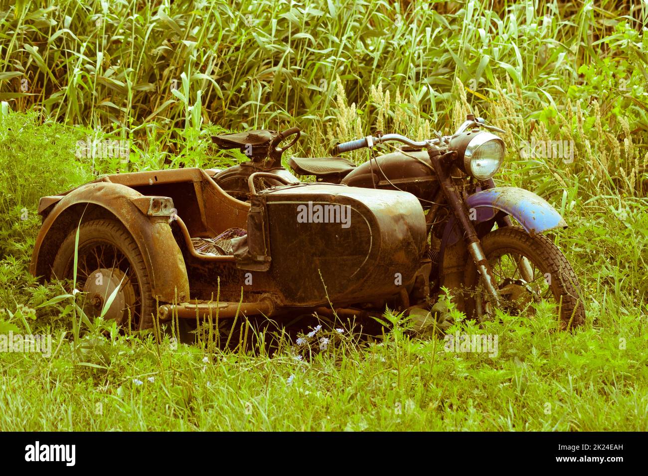 Altes sowjetisches Motorrad mit einer Wiege. Eine alte Mototechnique. Stockfoto