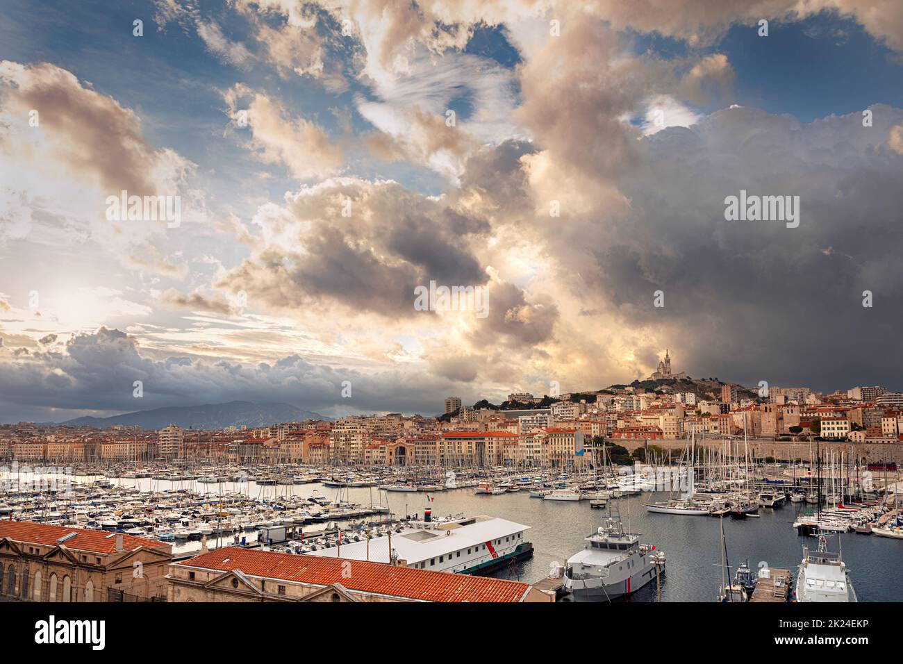 Luftpanorama auf die Basilika Notre Dame de la Garde und den alten Hafen in Marseille, Frankreich Stockfoto