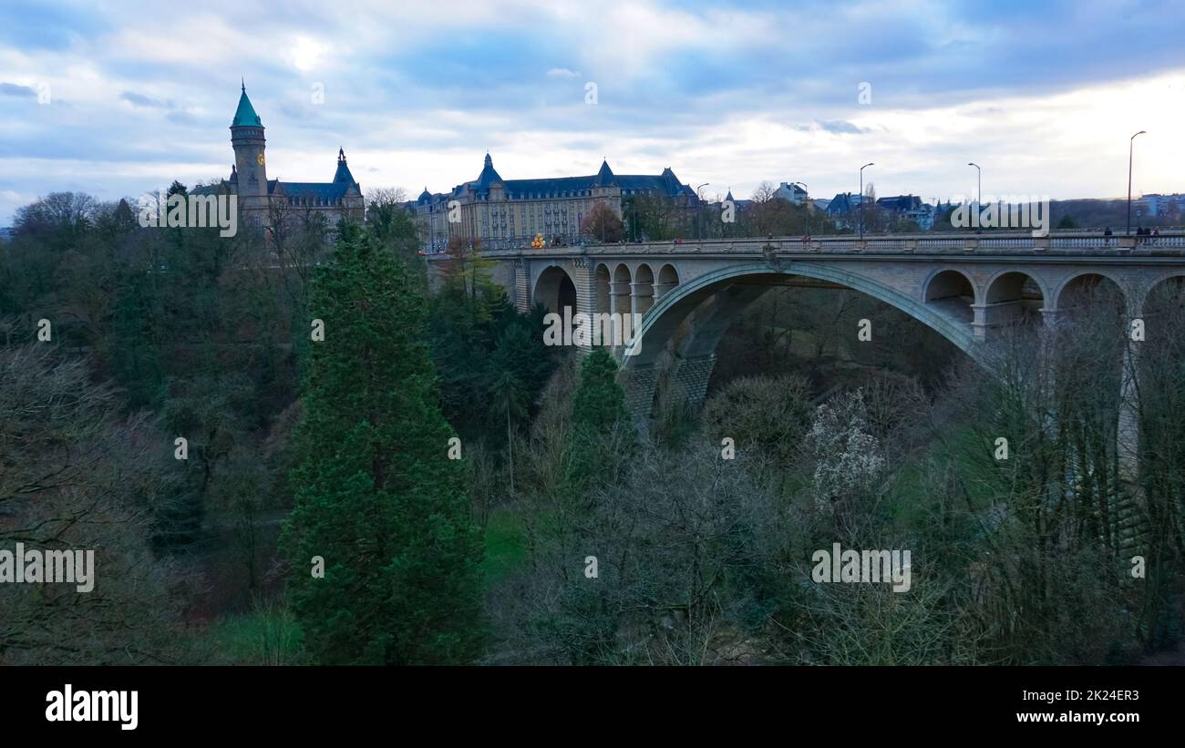 Blick auf die Altstadt von Luxemburg, UNESCO-Weltkulturerbe, mit der alten Stadtmauer Stockfoto