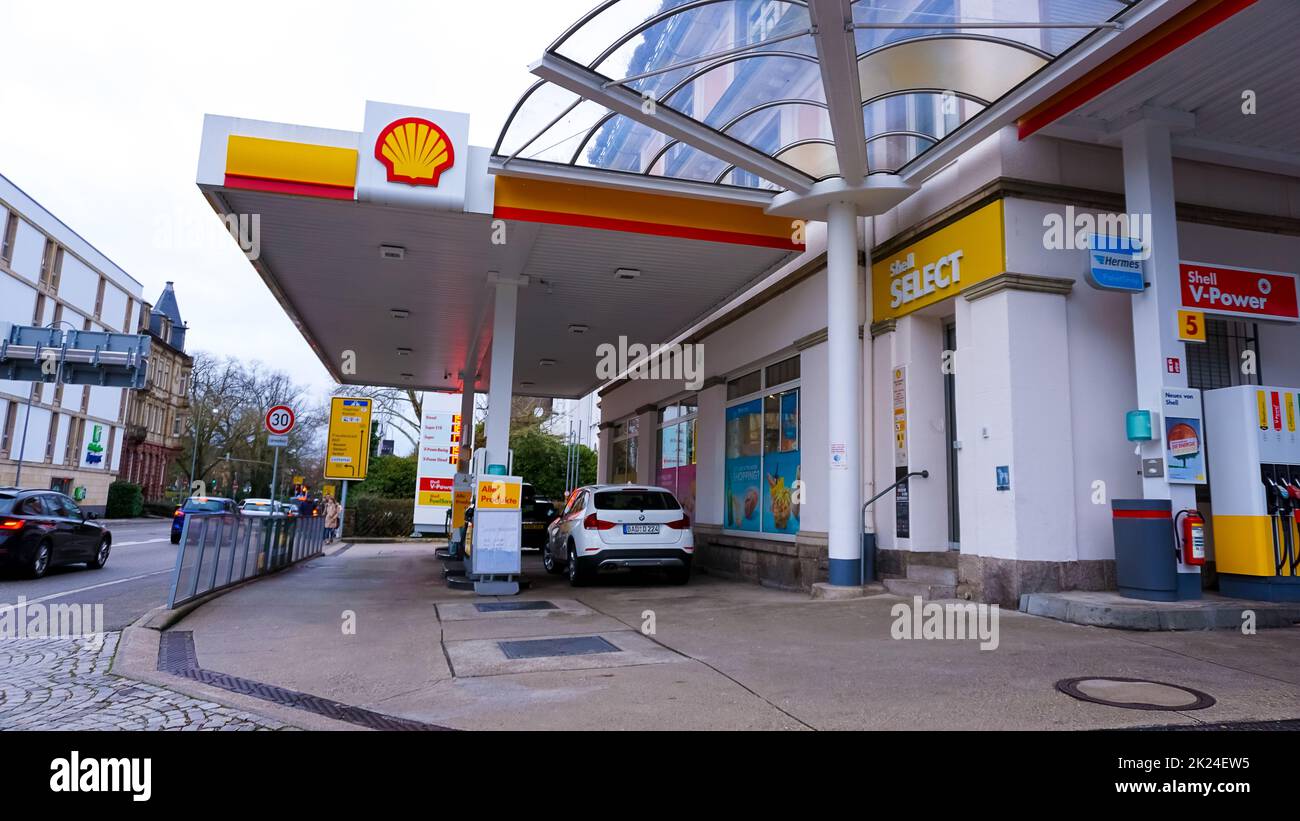 Dortmund, Deutschland - 28. Dezember 2021: ROHBRENNSTOFFE und Tankstelle in Dortmund, Deutschland - 28. Dezember 2021 Stockfoto