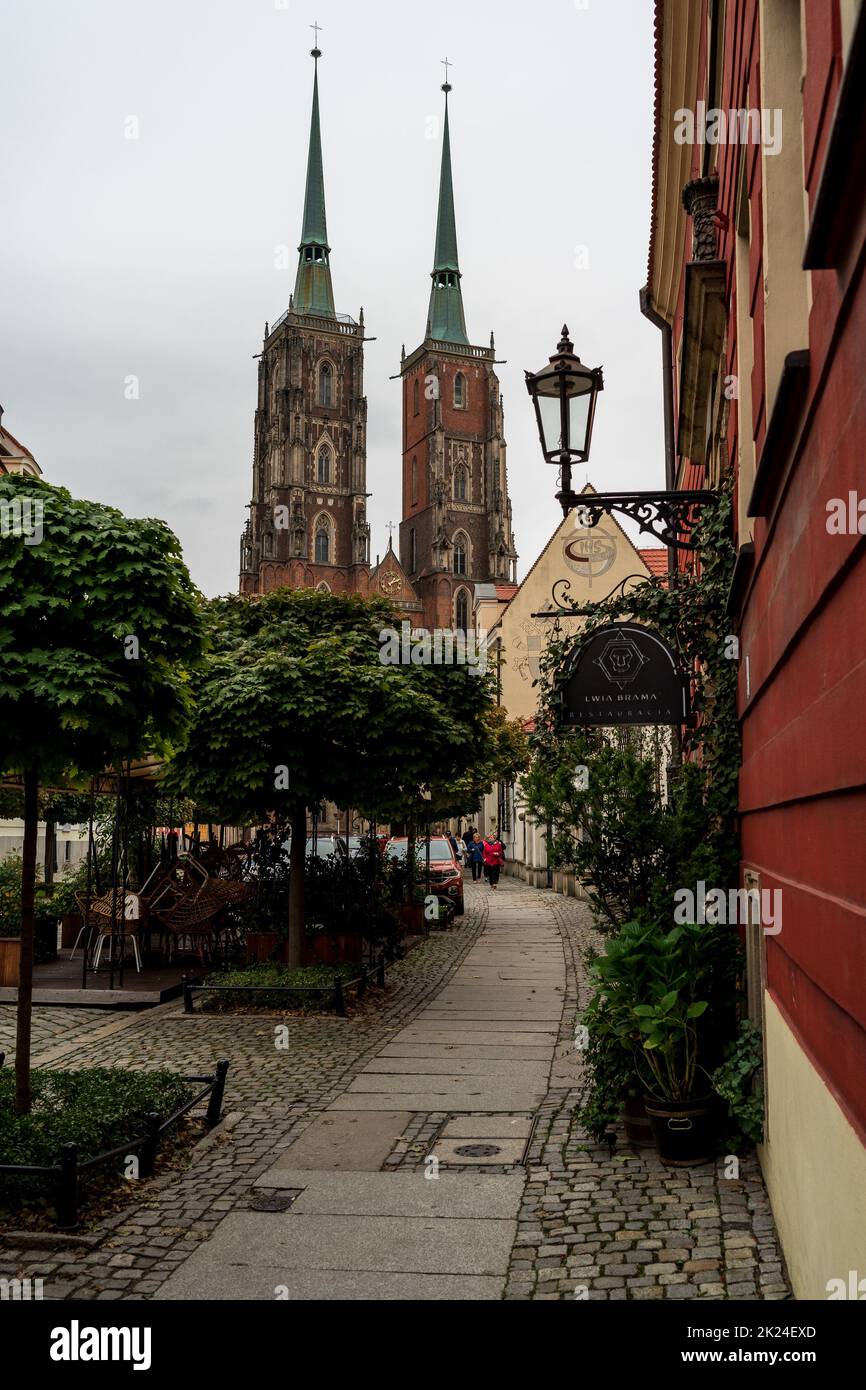 BRESLAU, POLEN - 14. OKTOBER 2021: Straßen der alten Stadt. Im Hintergrund befindet sich die Kathedrale des Hl. Johannes des Täufers. Stockfoto