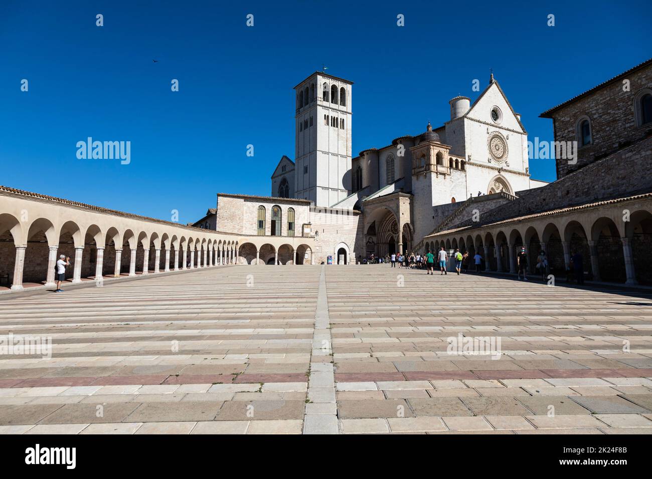 Assisi Dorf in Umbrien, Italien - circa Juni 2021: Die wichtigste Basilika des Heiligen Franziskus in Italien (Basilica di San Francesco) Stockfoto