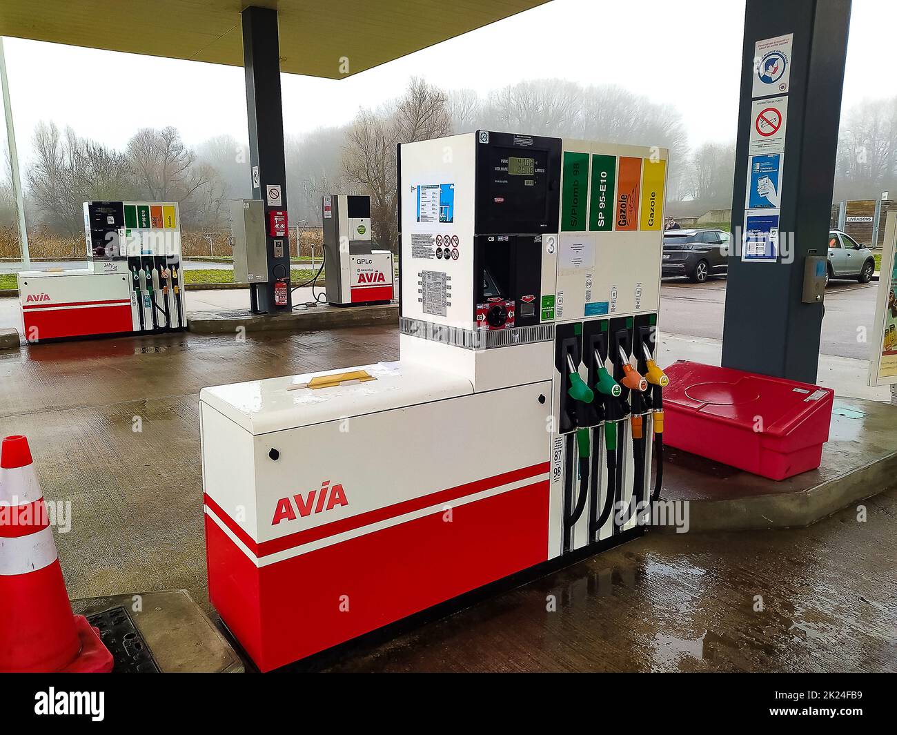 Dortmund, Deutschland - 28. Dezember 2021: Avia-Schild an der Tankstelle in Dortmund, Deutschland am 28. Dezember 2021 . Avia ist die am häufigsten verwendete gruppenunabhängige Gruppe Stockfoto