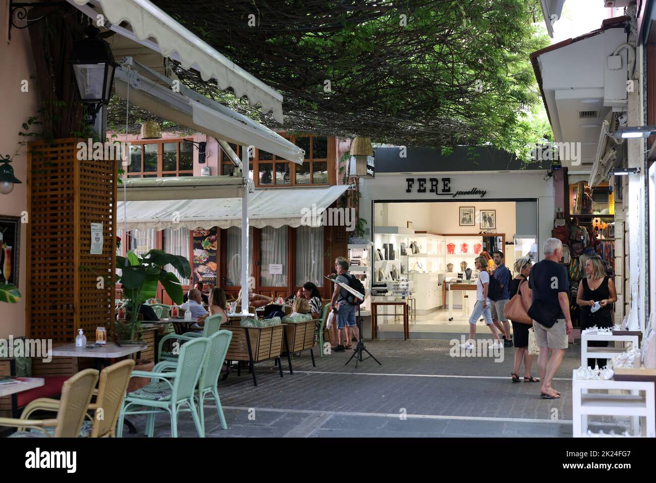 Rethymnon, Kreta, Griechenland - 18. September 2021: Die schmale Straße in der Altstadt von Rethymnon, wo es viele kleine Cafés und Geschäfte gibt Stockfoto