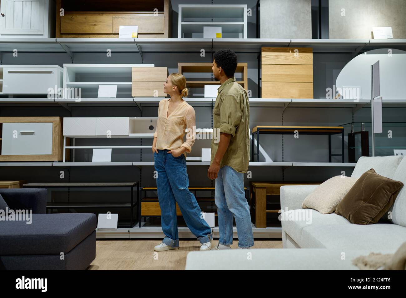 Junge multirassische verheiratete Familie Paar erwägt Möbel Shop Sortiment auf Regalen Schaufenster Stockfoto