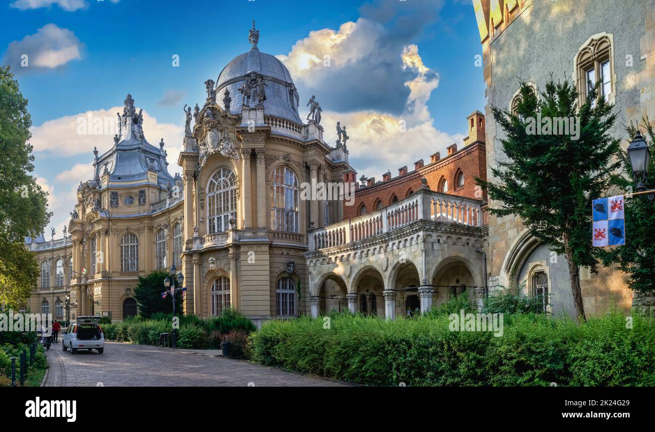 Budapest, Ungarn 21.08.2021. Schloss Vajdahunyad im Stadtpark von Budapest, Ungarn, an einem sonnigen Sommermorgen Stockfoto