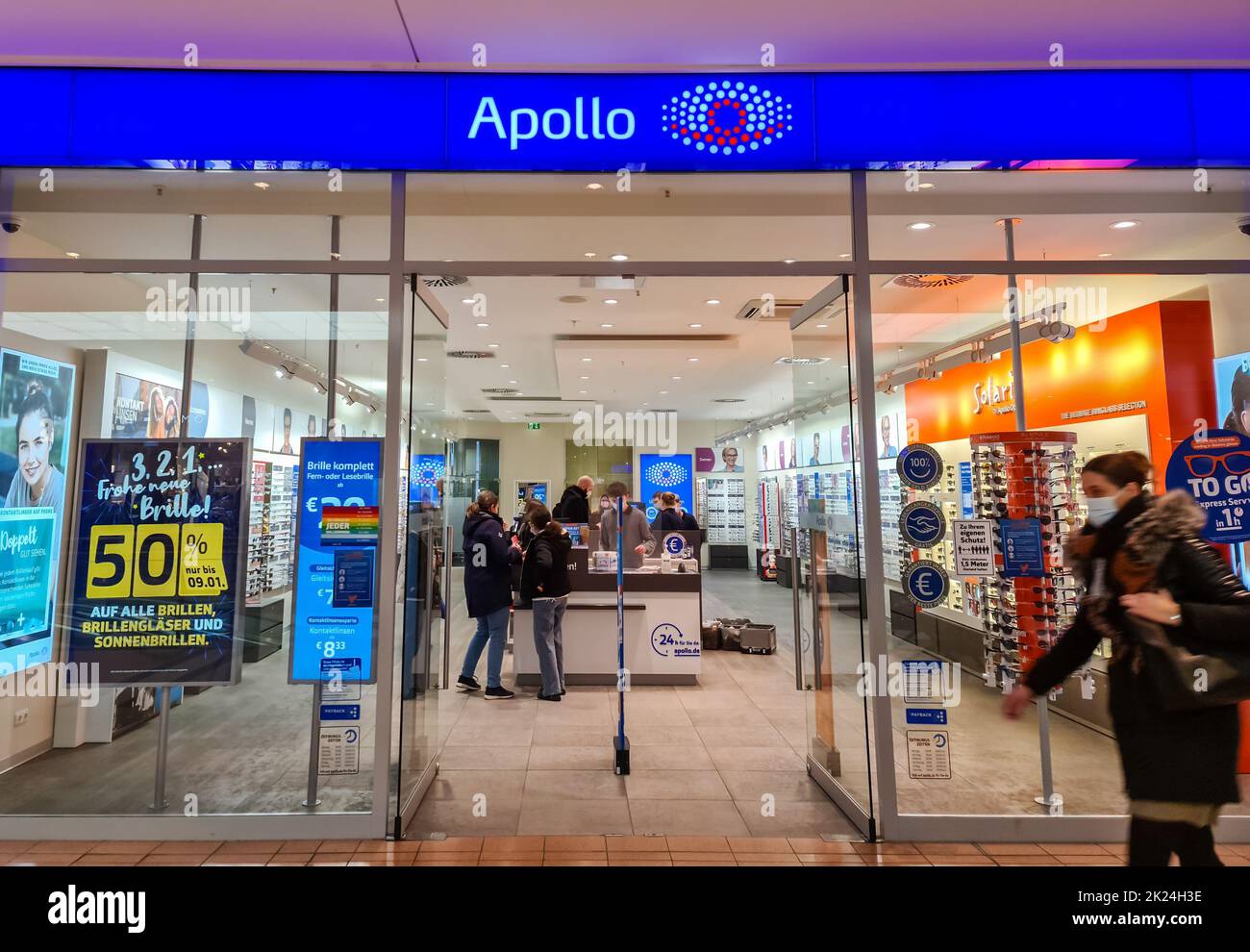 Der Eingangsbereich einer Apollo-Optiker-Filiale in einem Einkaufszentrum Stockfoto