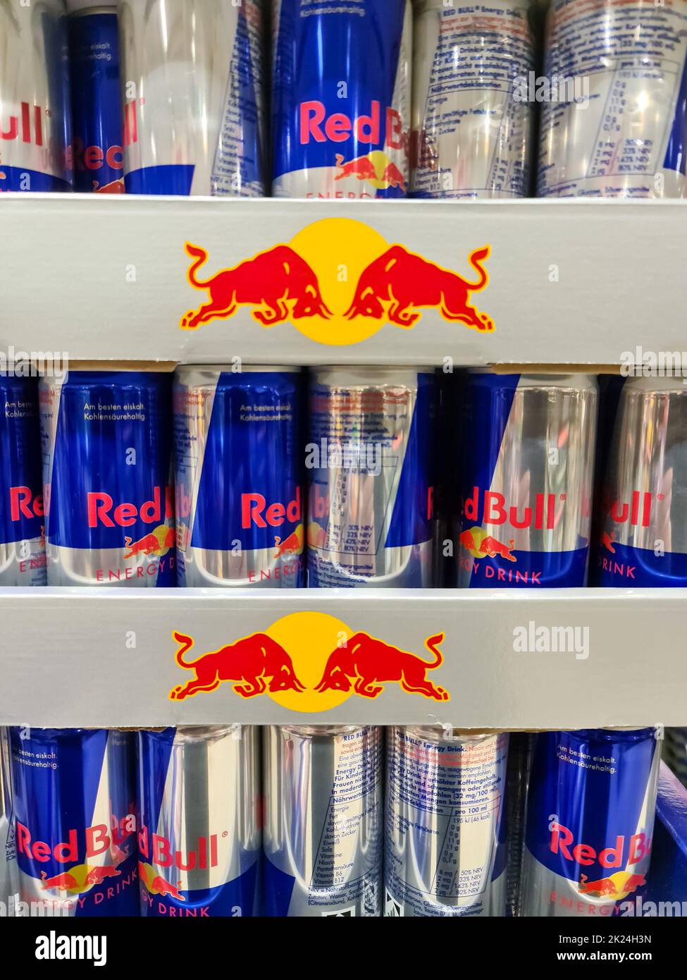 Ein großer Stapel von Paletten der Marke Red Bull Energy Drink Stockfoto