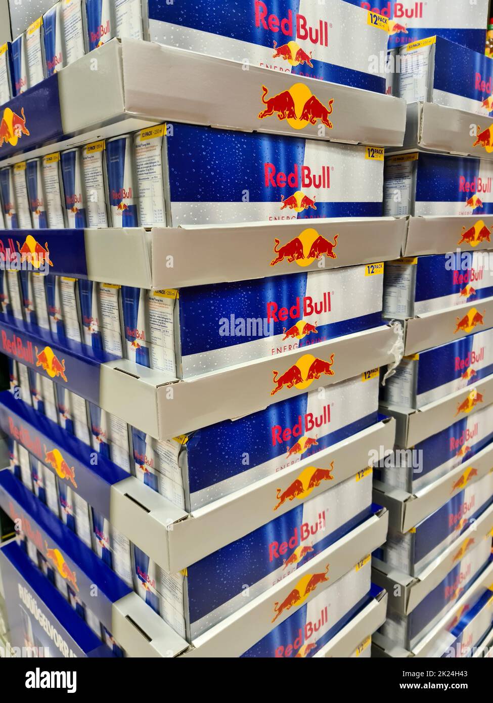 Ein großer Stapel von Paletten der Marke Red Bull Energy Drink Stockfoto