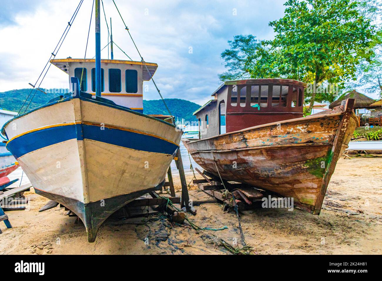 Alte Hafer Schiffe und Boote für die Restaurierung in Abraao Strand Ilha Grande Angra dos Reis Rio de Janeiro Brasilien. Stockfoto