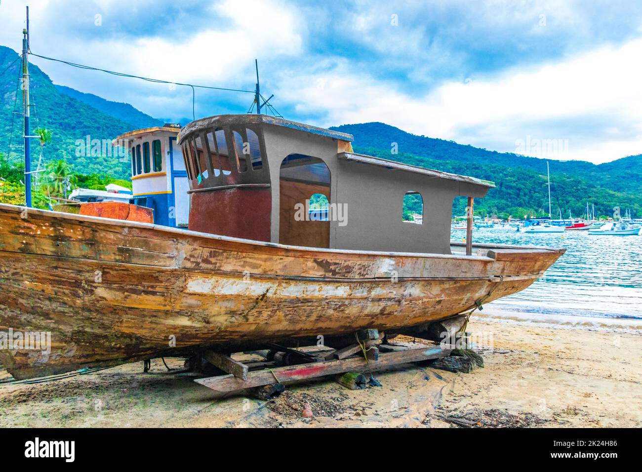 Alte Hafer Schiffe und Boote für die Restaurierung in Abraao Strand Ilha Grande Angra dos Reis Rio de Janeiro Brasilien. Stockfoto