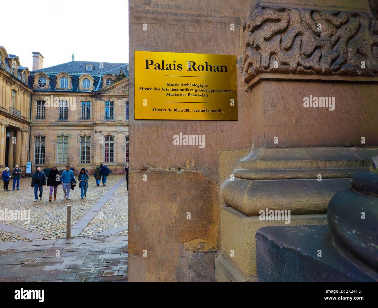 Straßburg, Elsass, Frankreich - 30. Dezember 2021: Menschen, die sich in der Nähe des Rohan-Palastes in Straßburg, Frankreich, befinden Stockfoto