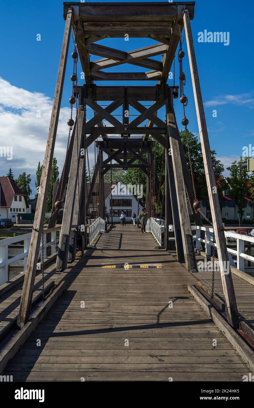 GREIFSWALD, DEUTSCHLAND - 31. JULI 2021: Alte Zugbrücke in Greifswald-Wieck an der Mündung des Flusses Ryck. Stockfoto