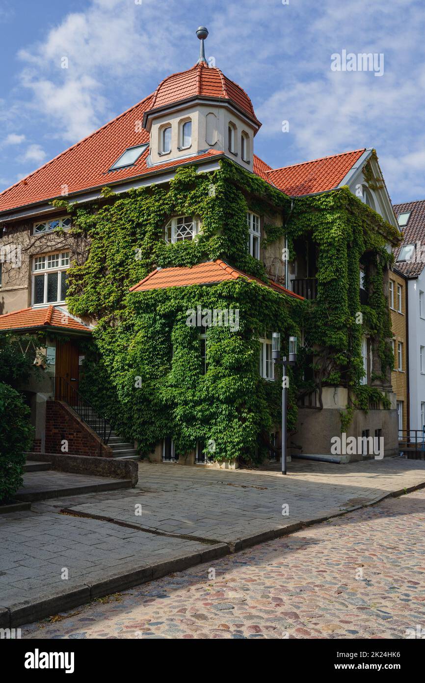 GREIFSWALD, DEUTSCHLAND - 31. JULI 2021: Straßen der Altstadt. Die Universitäts- und Hansestadt Greifswald ist eine Stadt im Bundesland Mecklenburg-Vorpom Stockfoto