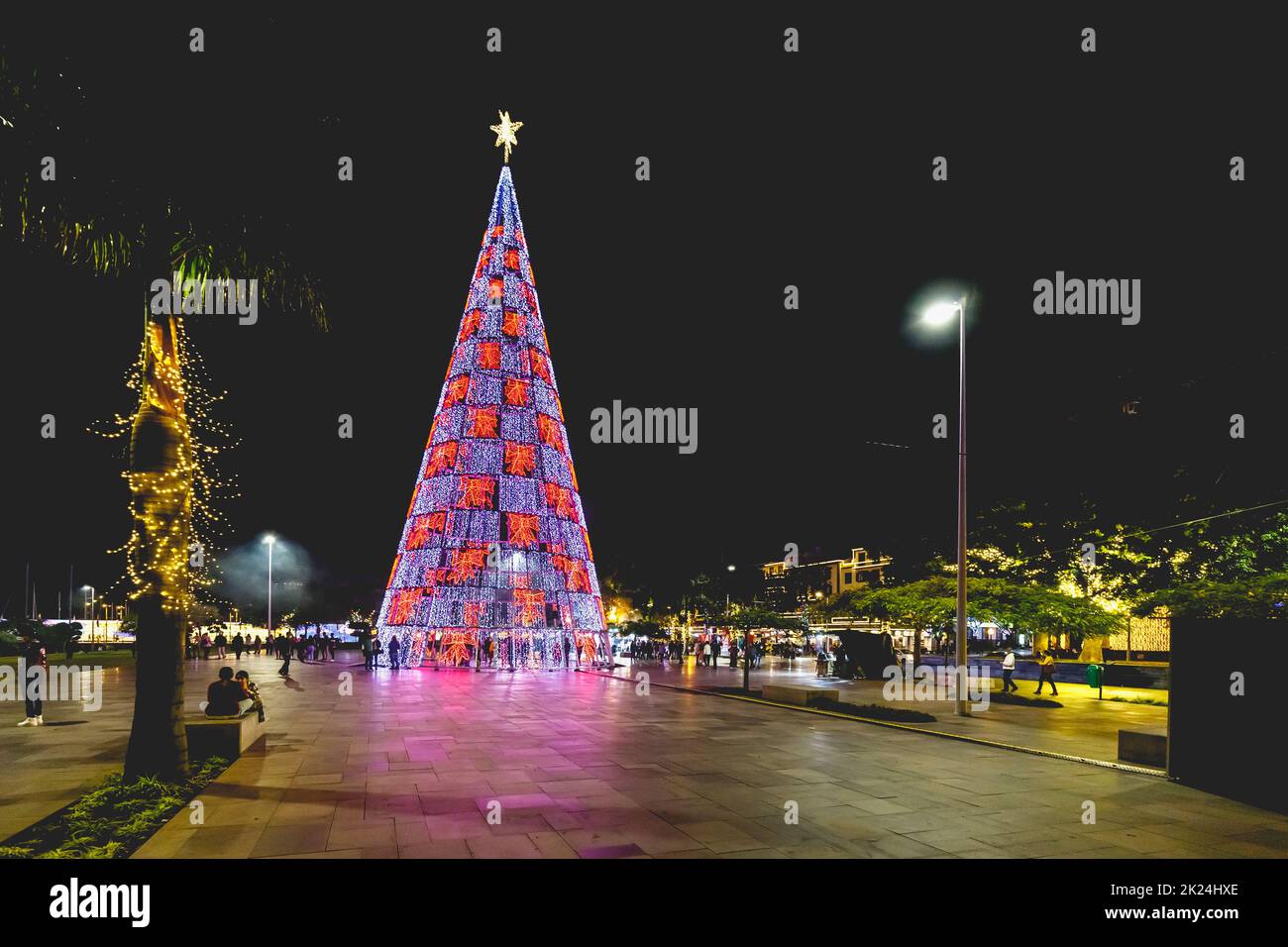 Funchal, Madeira Island, Portugal - 26. Dezember 2021: Menschen, die in der Marina spazieren gehen, sind für Weihnachten während der Weihnachtszeit geschmückt Stockfoto