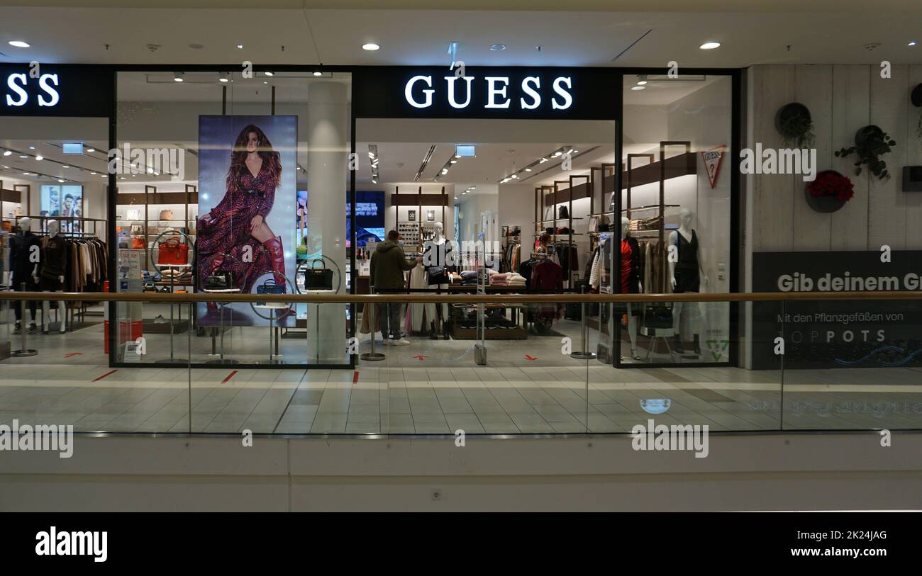 Aachen, 03. Januar 2022: Guess Store am Aquis Plaza ist ein modernes Einkaufszentrum in Aachen am 3. Januar 2022 Stockfoto