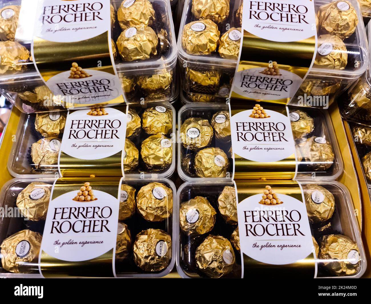 Kiel, Deutschland - 15. Februar 2022: Ein Stapel Schokolade-Bonbons der Marke Ferrero Rocher zum Verkauf in einem Supermarkt Stockfoto