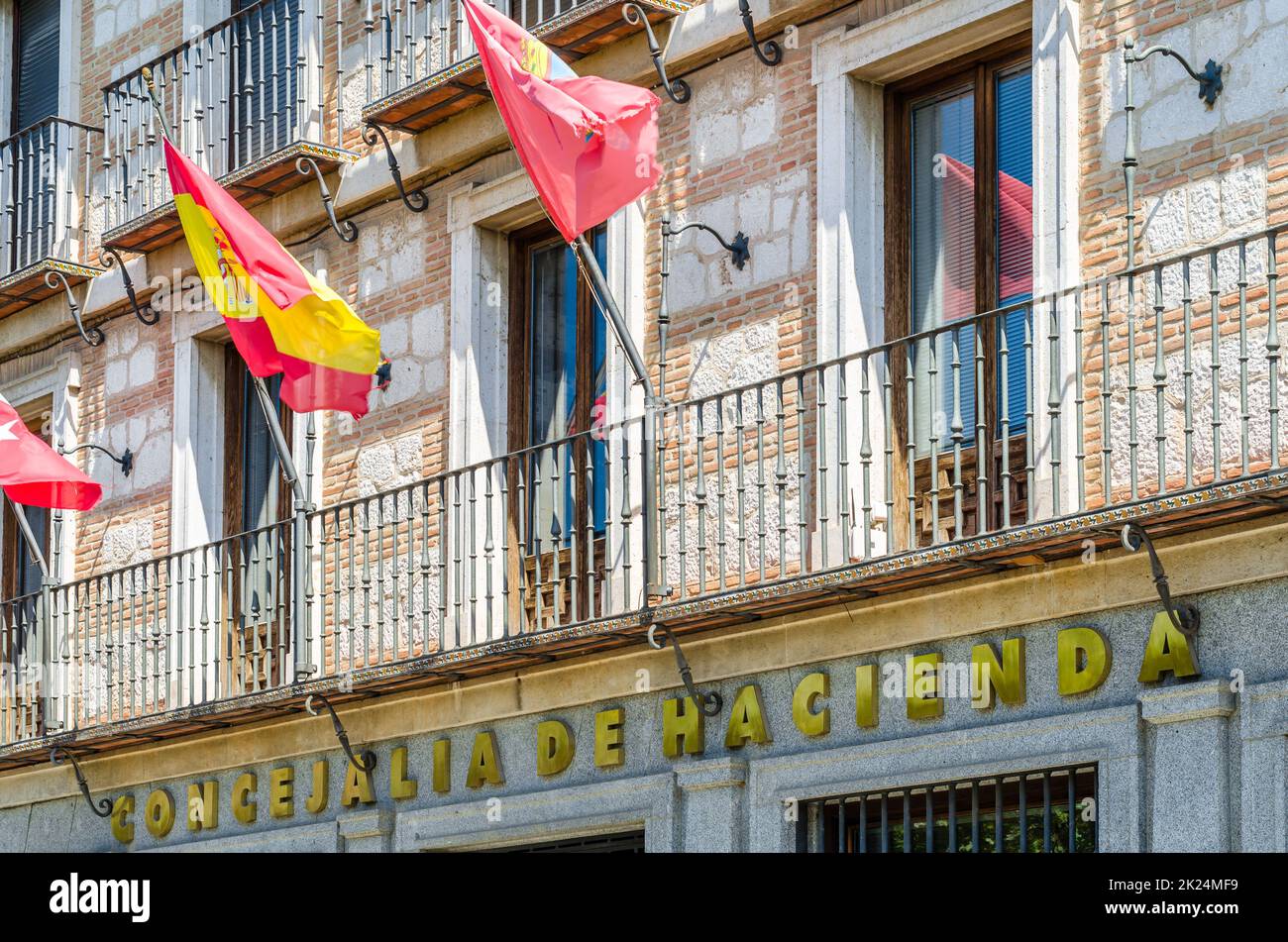 ALCALA DE HENARES, SPANIEN - 4. SEPTEMBER 2021: Öffentliche Institution des Finanzministeriums (Concejalia de Hacienda) in Alcala de Henares (Provinz Madrid), Stockfoto