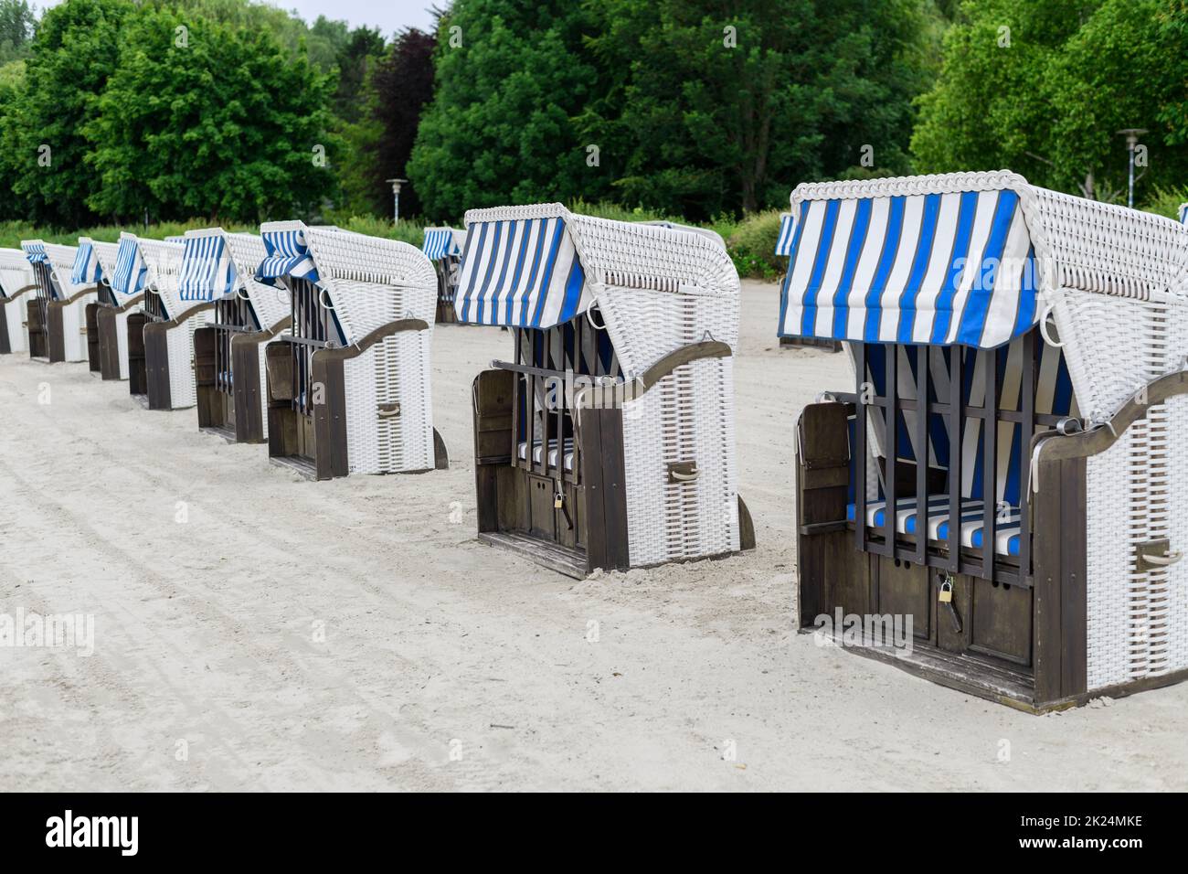 Geschlossene Liegestühle als Symbol für den Tourismus in der Pandemie, Ende des Urlaubs. Stockfoto