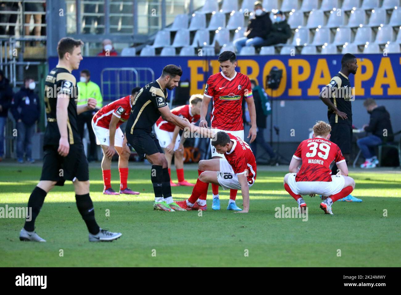 Luka Tankulić (SV Meppen) hilft Yannik Engelhardt (SC Freiburg II U23) nach einem Wadenkampf wieder auf die Beine im Spiel der 3. FBL: 21-22: 27. Spt Stockfoto