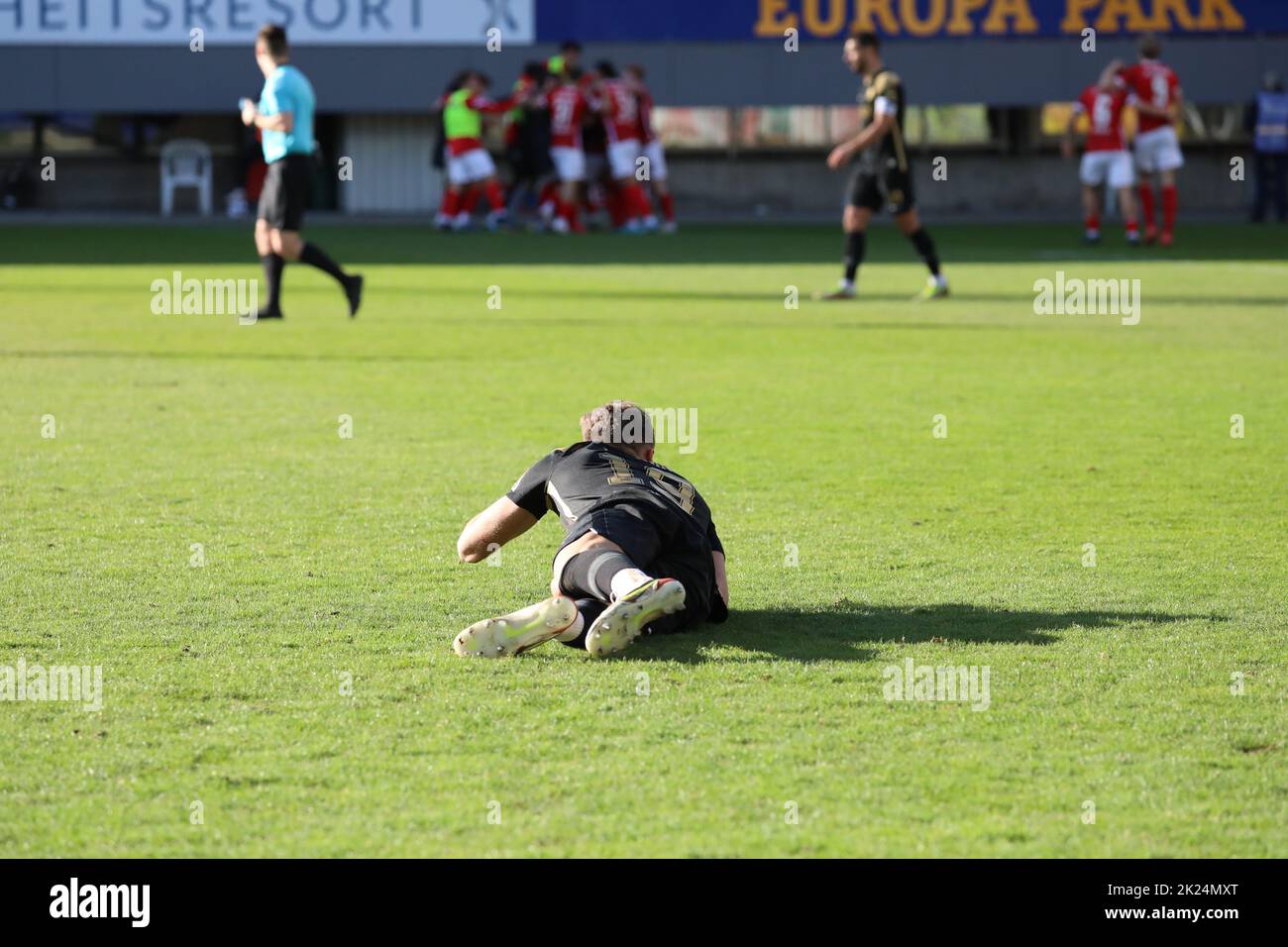 Lars Bünning (SV Meppen) liegt enttäscht am Boden, im Hintergrund feiern die Freiburger Spieler das Tor zum 2:0 durch Ontuzans Daniels (SC Freiburg I Stockfoto