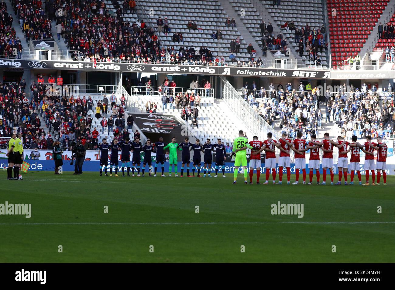 Gedenkminute und Schweigen zum russischen Überfall auf die Ukraine vor dem Anpfiff des Spiels der 1. FBL: 21-22: 24. Spt. SC Freiburg gegen Hertha BSC B. Stockfoto