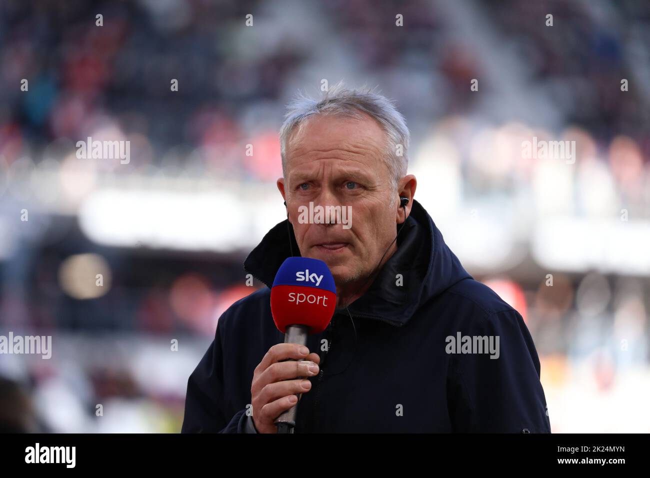 Trainer Christian Streich (Freiburg) beim Spiel der 1. FBL: 21-22: 24. Spt. SC Freiburg vs Hertha die DFL-VORSCHRIFTEN des BSC Berlin VERBIETEN DIE VERWENDUNG von P Stockfoto