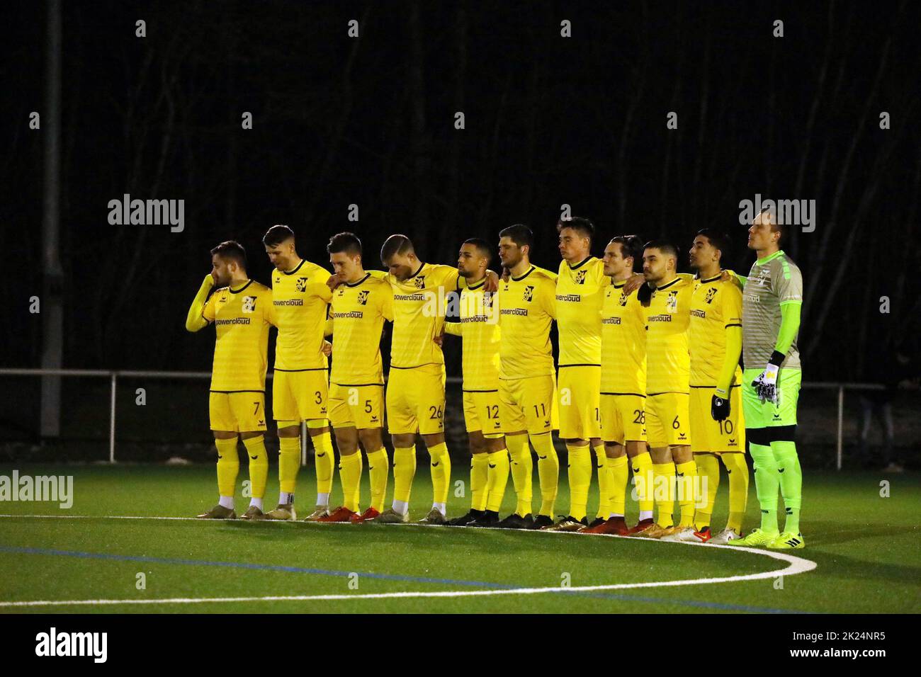 Gedenkminute vor dem Anpfif mit den Spielern des SV Oberachern an die Opfer des Krieges in der Ukraine beim SBFV-Pokal Viertelfinale 21/22: FC 08 Vil Stockfoto