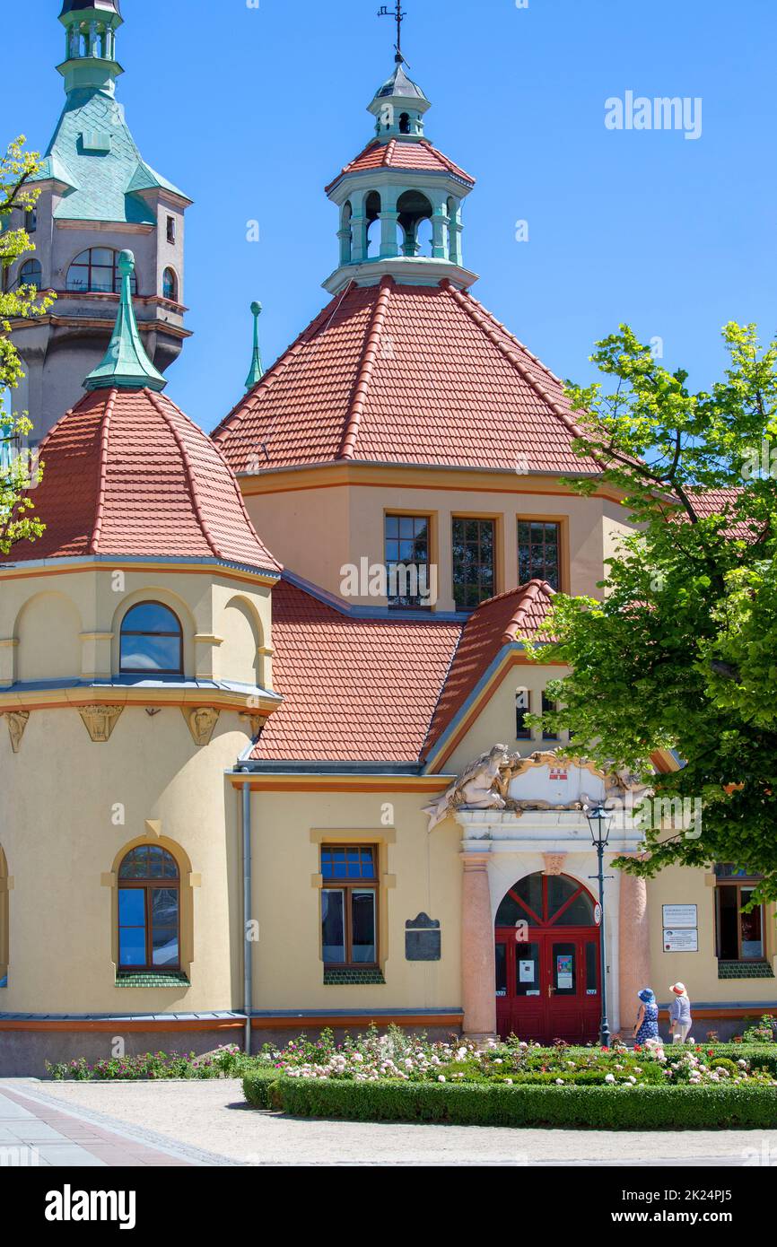 Sopot; Polen - 5. Juni 2018: Balneologische Abteilung an der Ostsee, in der Nähe des Sopot-Anlegekais. Im Hintergrund ist der Leuchtturmturm zu sehen Stockfoto