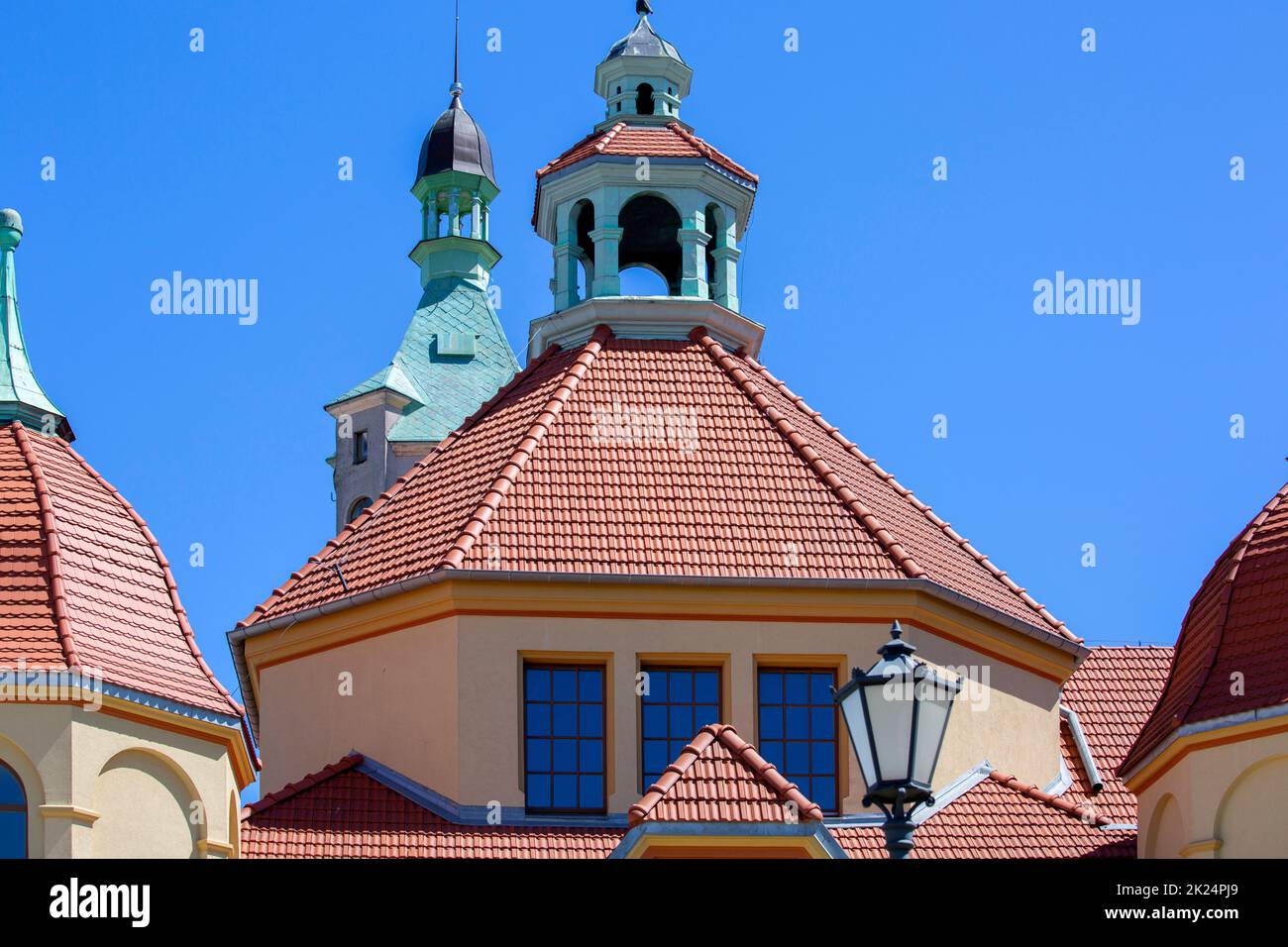 Das Dach der Balneologischen Abteilung an der Ostsee, in der Nähe des Sopot Pier. Im Hintergrund ist der Leuchtturmturm zu sehen, Sopot, Polen Stockfoto