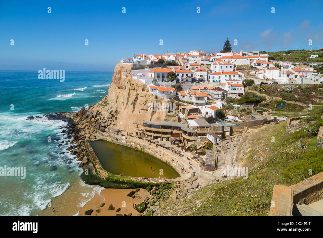 Azenhas do Mar, Portugal - 4. Juli 2021: Blick auf das Felsendorf Azenhas do Mar in Zentralportugal Stockfoto