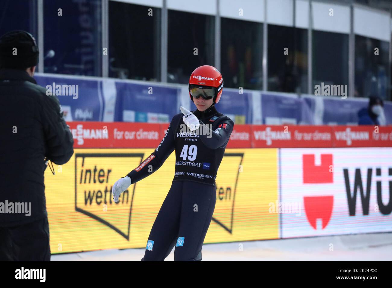 So sieht´s aus: Constantin Schmid (WSV Oberaudorf) ebenso zufrieden mit seinem Sprung bei der Qualifikation zum FIS-Weltcup 2022 Skiliegen Oberstd Stockfoto