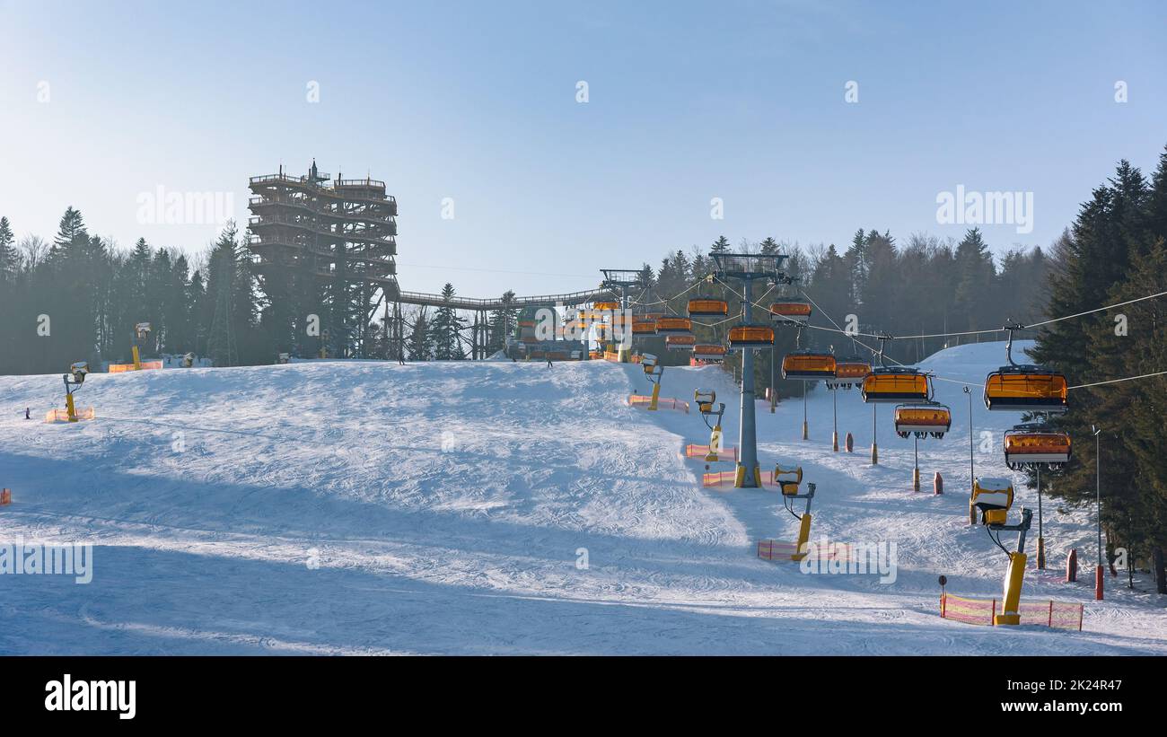 Moderner Skilift und Aussichtsturm an der Slotwiny Arena an einem sonnigen Tag, Krynica Zdroj, Polen Stockfoto