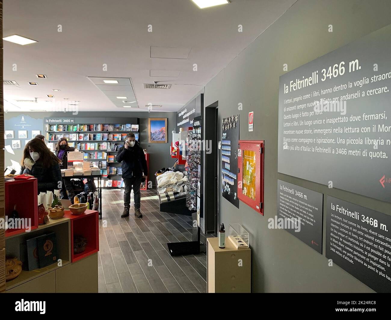 Buchhandlung La feltrinelli am Bahnhof Pointe Helbronner, 3462 m, entlang des Skyway Monte Bianco, Courmayeur-Stadt, Italien. Skyway Monte Bianco ist ein Kabel ca. Stockfoto