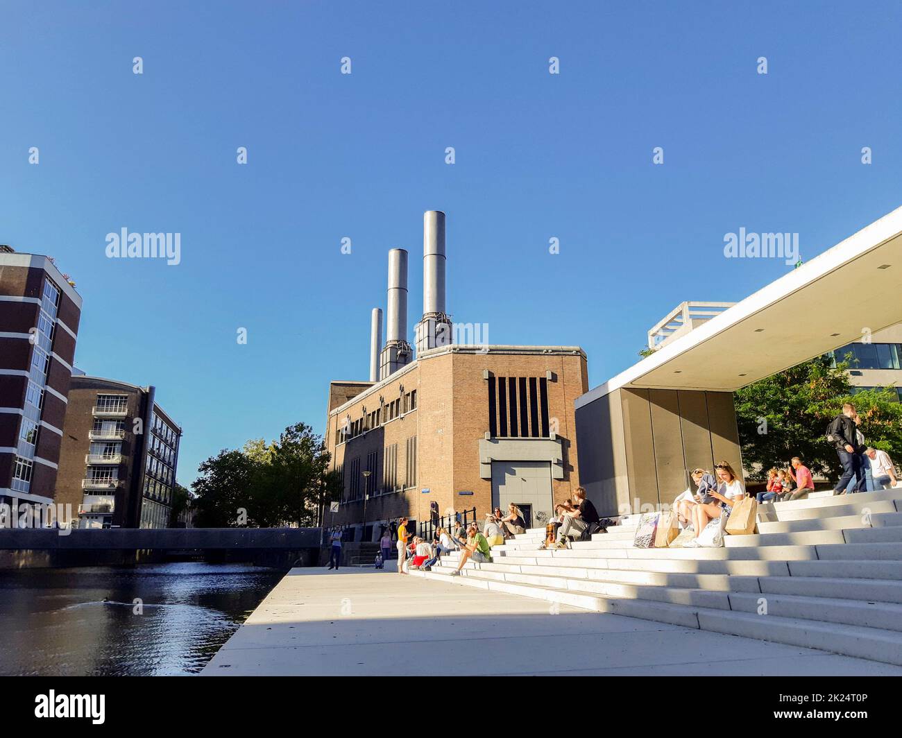 Rotterdam, Niederlande, September 2019: Menschen genießen einen sonnigen Nachmittag auf der Treppe des Grotekerkplein am Delftsevaart in Rotterdam Stockfoto