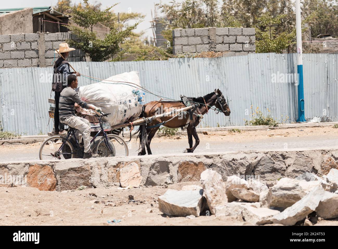 Ziway, Oromia Region, Äthiopien - 16. Mai 2019: Äthiopischer Mann, der auf einer Pferdekutsche auf der Straße sitzt. Ziway, Oromia-Region, Äthiopien, Afrika Stockfoto