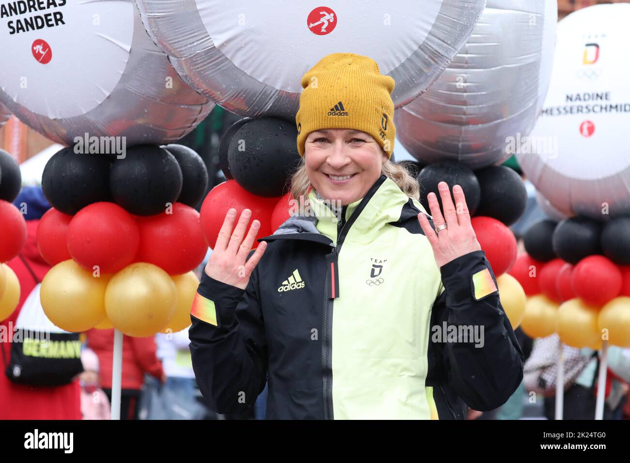 Eisschnellläuferin Claudia Pechstein zeigt es an, ich habe achtmal bei Olympia teilgenommen - hier beim Medientag Europapark Rust - Team D Olympia und Stockfoto