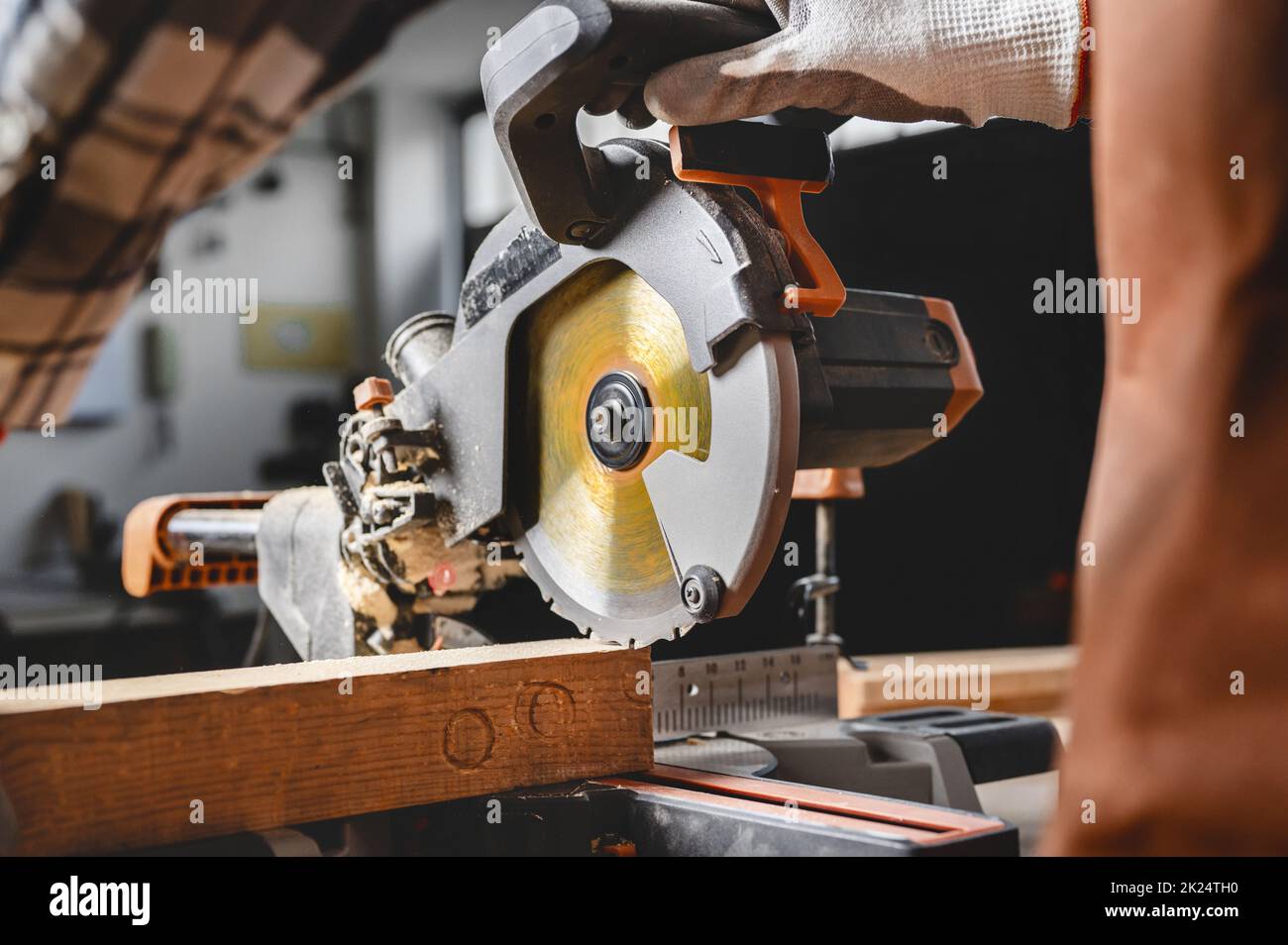 Zimmermann mit einer elektrischen Kreissäge, Schneiden Stück Holz. Hochwertige Fotos. Stockfoto