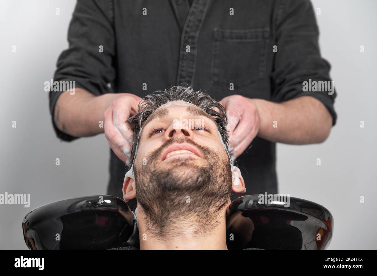 Friseur. Friseur Mann wäscht Client Kopf in Friseurladen. Hochwertige Fotografie Stockfoto