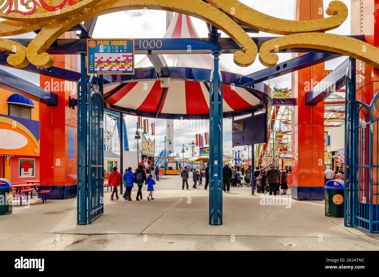 Eintritt zum Luna Park Amusement Park, Coney Island, Brooklyn, New York City mit vielen Menschen während des jüdischen Nationaltages, Wintertag mit bewölktem Himmel Stockfoto