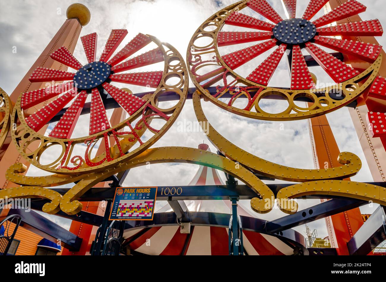 Eintritt zum Luna Park Amusement Park, Coney Island, Brooklyn Blick aus der Nähe, Park Hours Schild, Nahaufnahme, New York City während des Wintertages mit Clou Stockfoto