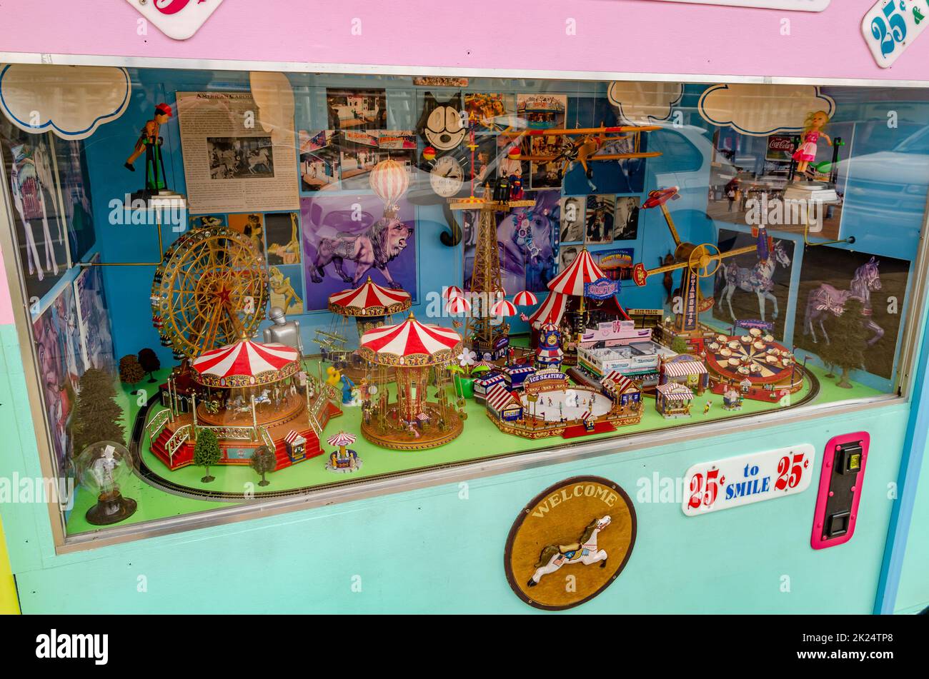 Retro Old Verkaufsautomat im Luna Park Amusement Park, Coney Island, Brooklyn mit verschiedenen Miniaturfahrten, die durch ein Fenster sichtbar sind, New York City d Stockfoto