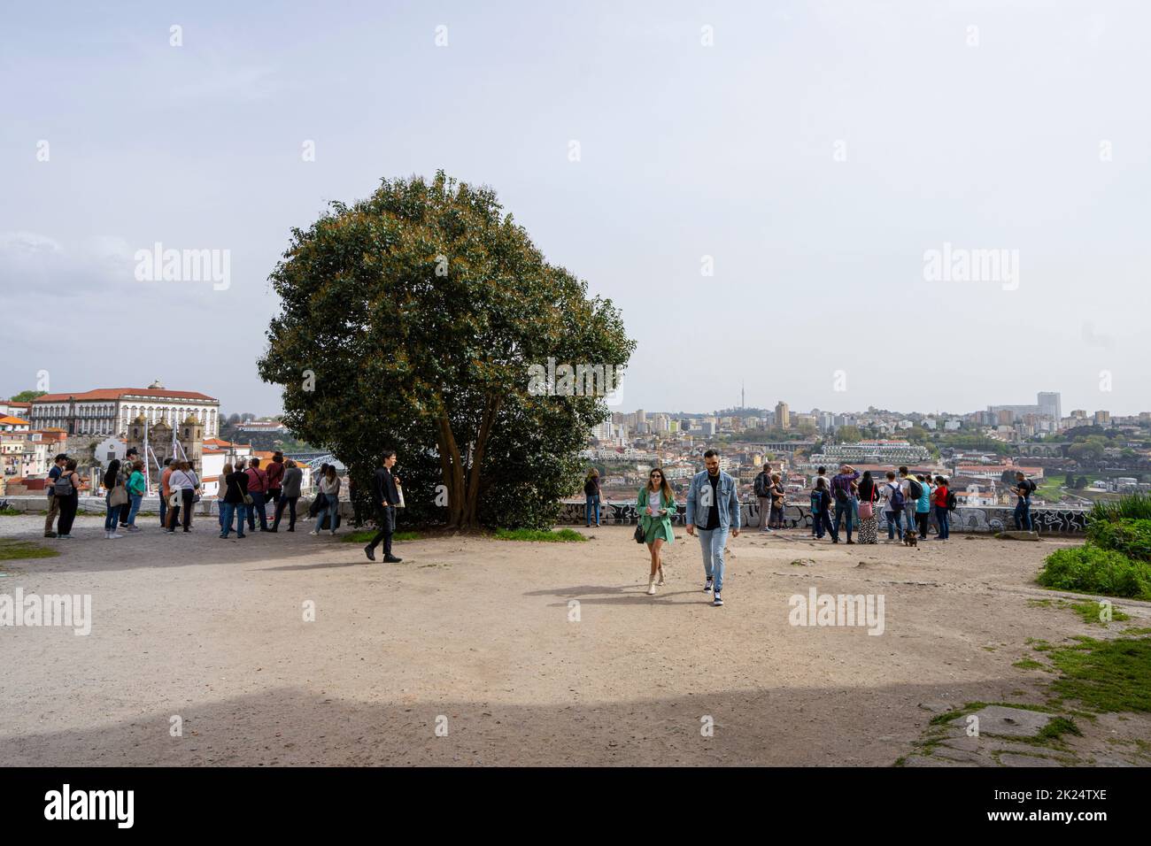 Porto, Portugal. März 2022. Die Menschen bewundern die Aussicht vom Miradouro da Vitória im Stadtzentrum Stockfoto