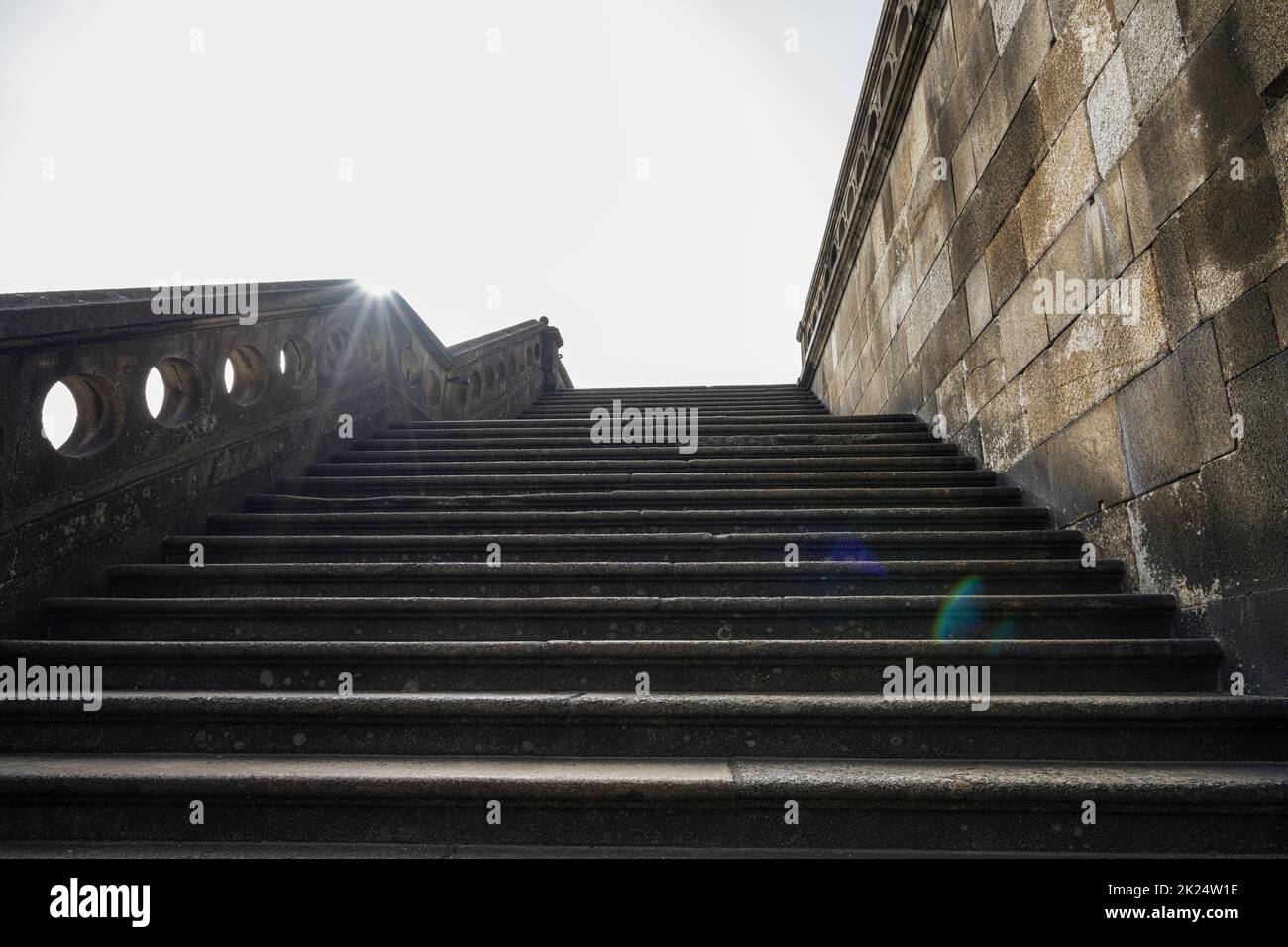 Porto, Portugal. März 2022. Blick auf eine hinterleuchtete Treppe im historischen Zentrum der Stadt. Stockfoto