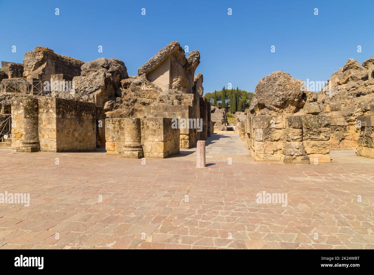 Sevilla, Spanien - 14. August 2021: Menschen in den römischen Ruinen von Italica, Sevilla, Provinz Sevilla, Andalusien, Spanien, Europa. Stockfoto