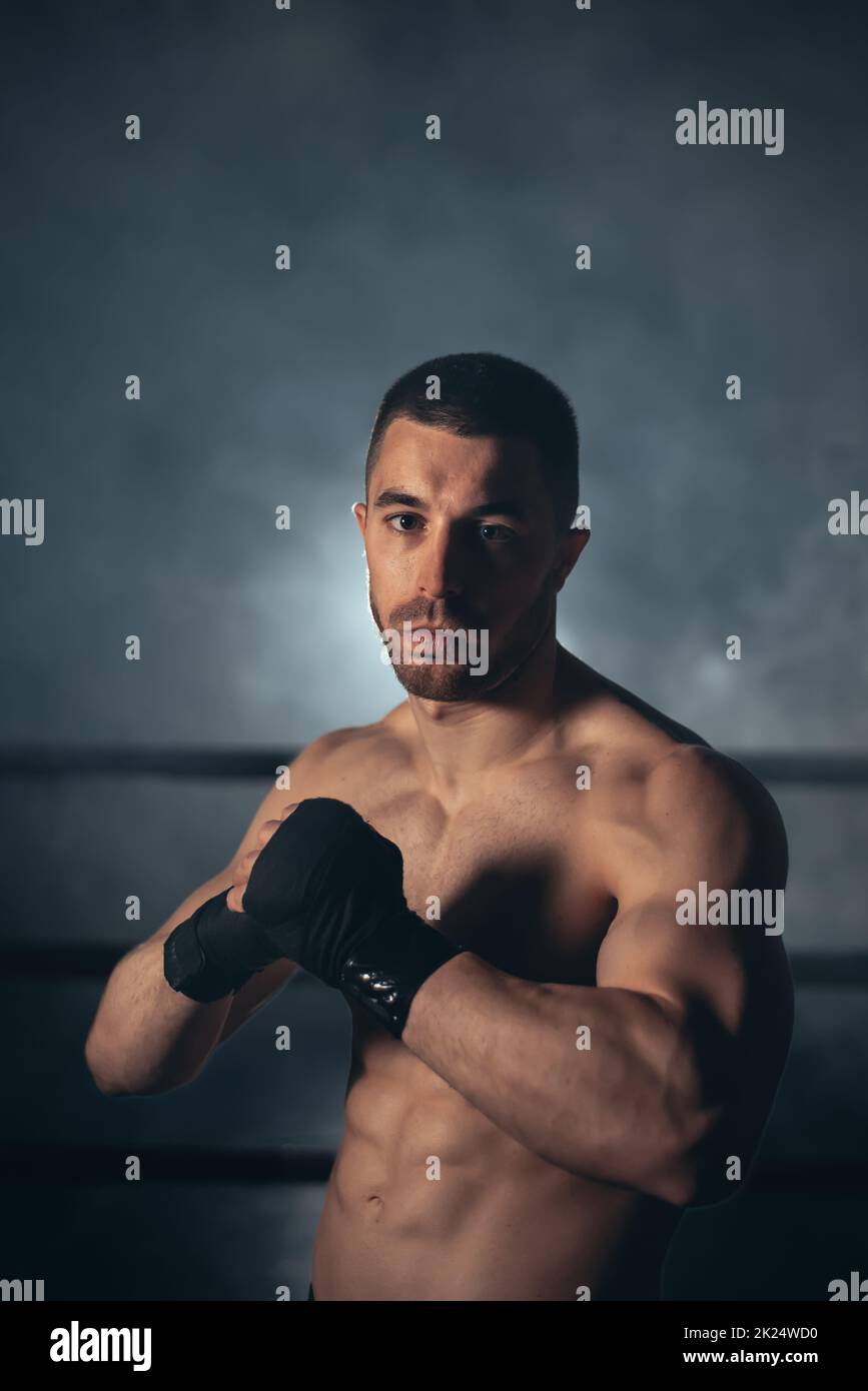 Boxer, Mann posiert in Verbandsmaterial auf Boxring. Fitness- und Boxkonzept. Hochwertige Fotos Stockfoto