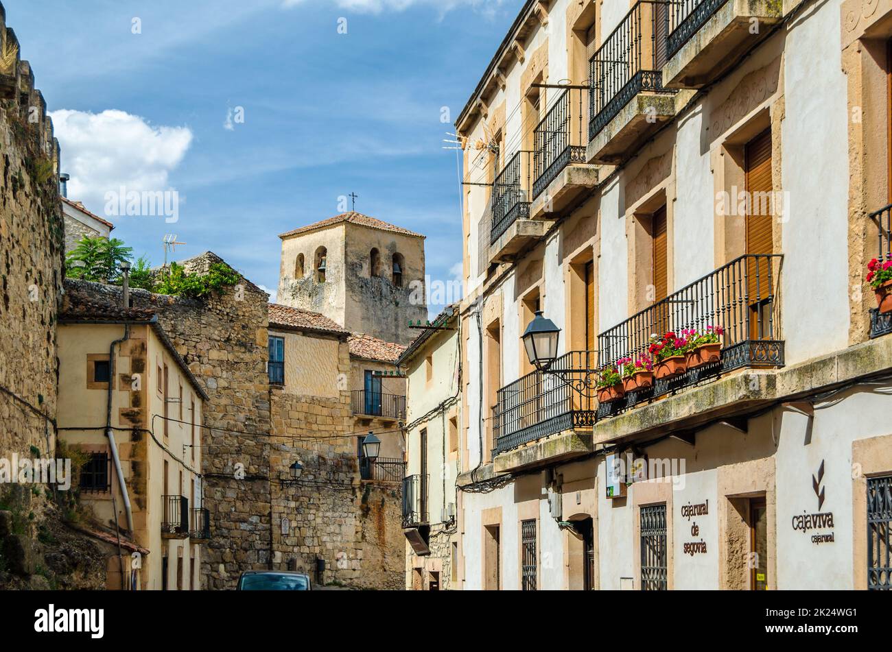 SEPULVEDA, SPANIEN - 12. SEPTEMBER 2021: Architektur in der mittelalterlichen Stadt Sepulveda, einem der schönsten Dörfer Spaniens, im Pro gelegen Stockfoto