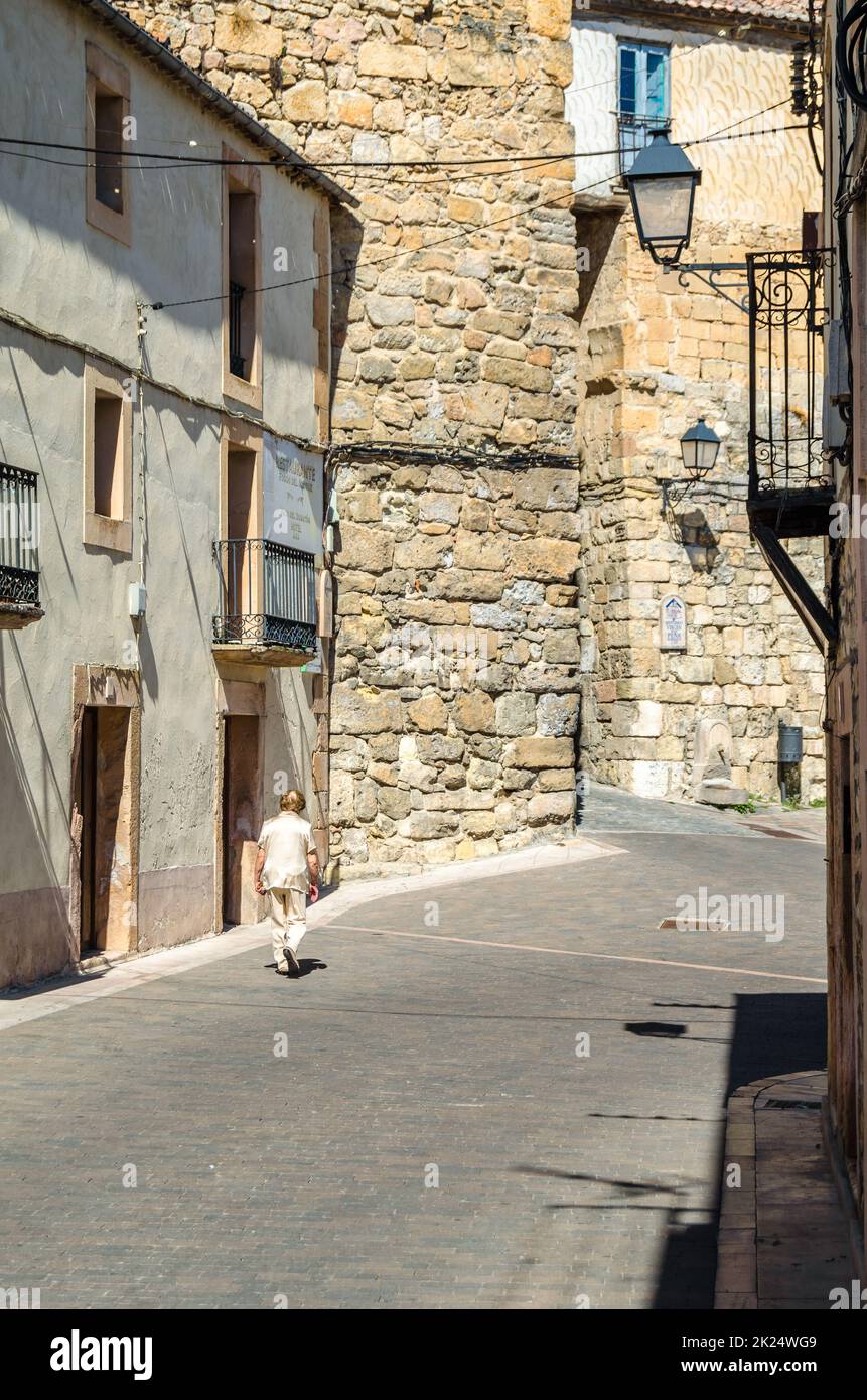 SEPULVEDA, SPANIEN - 12. SEPTEMBER 2021: Architektur in der mittelalterlichen Stadt Sepulveda, einem der schönsten Dörfer Spaniens, im Pro gelegen Stockfoto