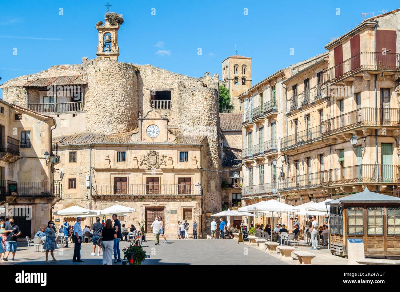 SEPULVEDA, SPANIEN - 12. SEPTEMBER 2021: Blick auf den Hauptplatz mit Bars und Terrassen der mittelalterlichen Stadt Sepulveda, Provinz Segovia, Kastilien und Stockfoto