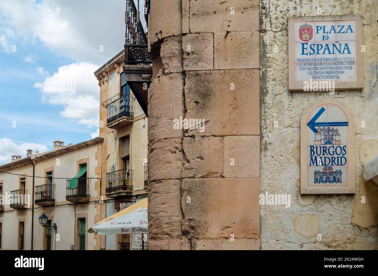 SEPULVEDA, SPANIEN - 12. SEPTEMBER 2021: Architektonische Details, Straßenschilder in der mittelalterlichen Stadt Sepulveda, in der Provinz Segovia, gegossen Stockfoto